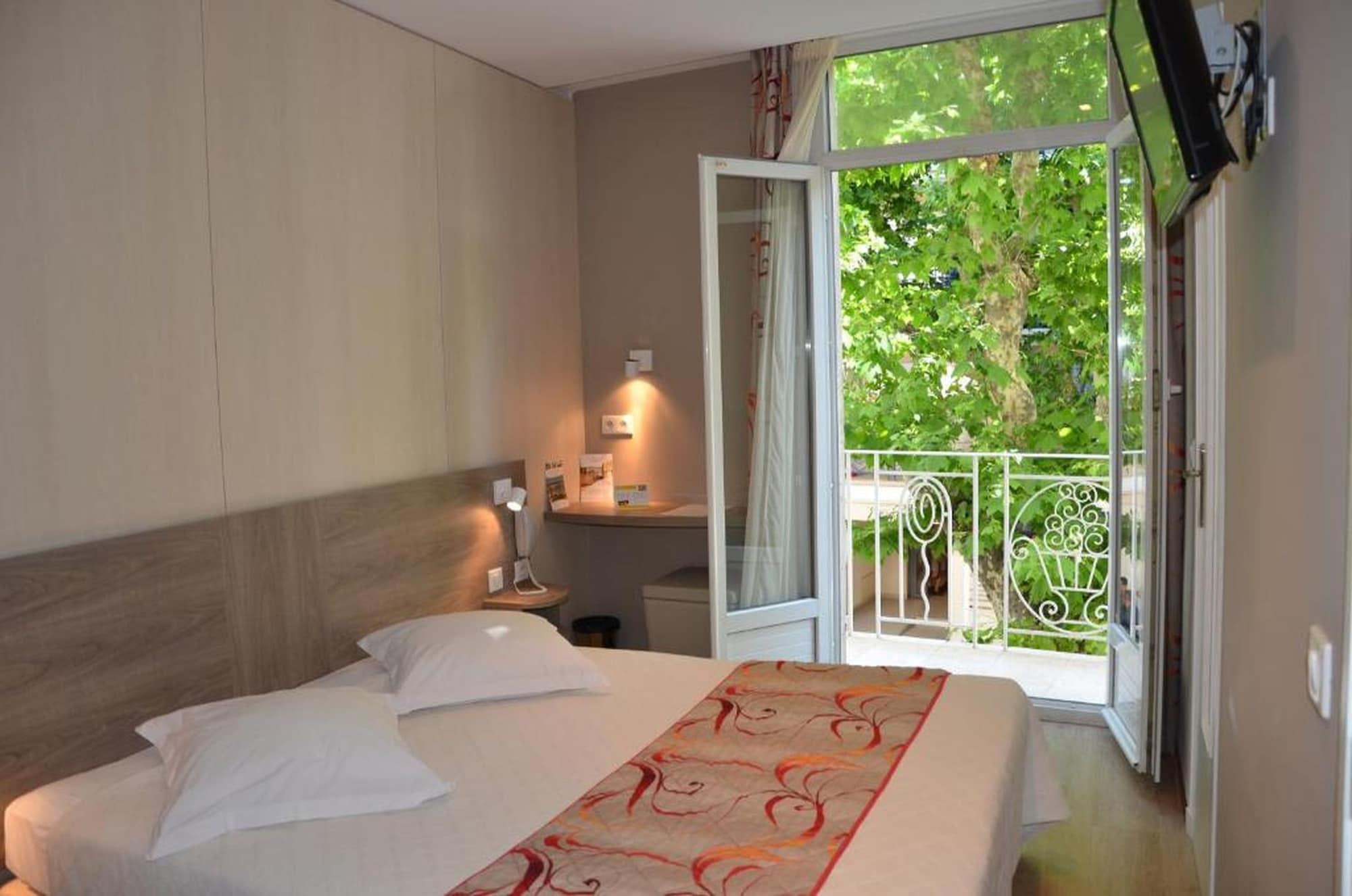 Brit Hotel Confort Le Revest Sainte-Maxime Kültér fotó