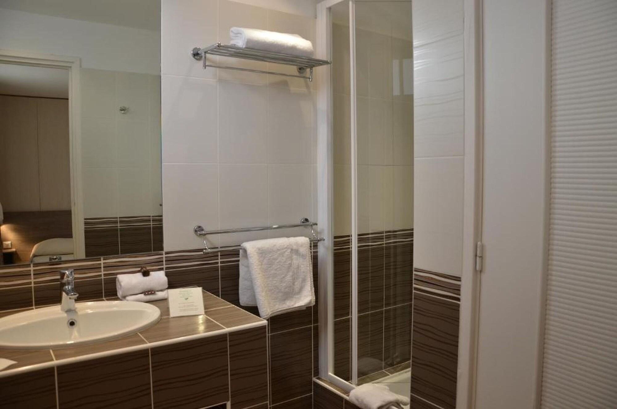 Brit Hotel Confort Le Revest Sainte-Maxime Kültér fotó