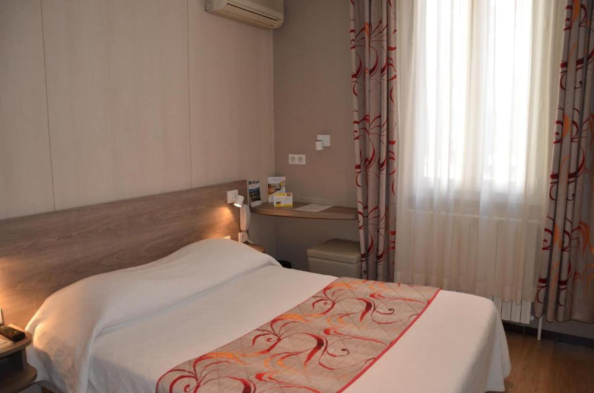 Brit Hotel Confort Le Revest Sainte-Maxime Kültér fotó